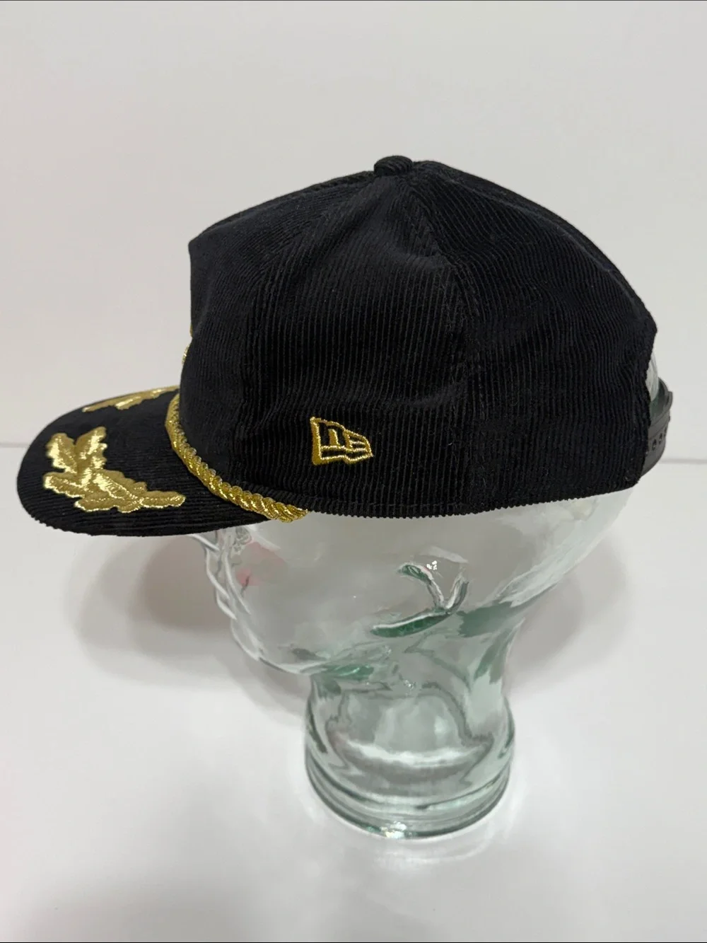 Chicago Cubs New Era Corduroy Filigree Golfer Snapback in Black with Gold